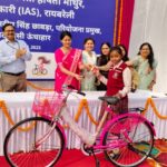 बालिका सशक्तिकरण अभियान के तहत प्रतिभाग करने वाली बालिकाओं को साइकिल वितरण किया