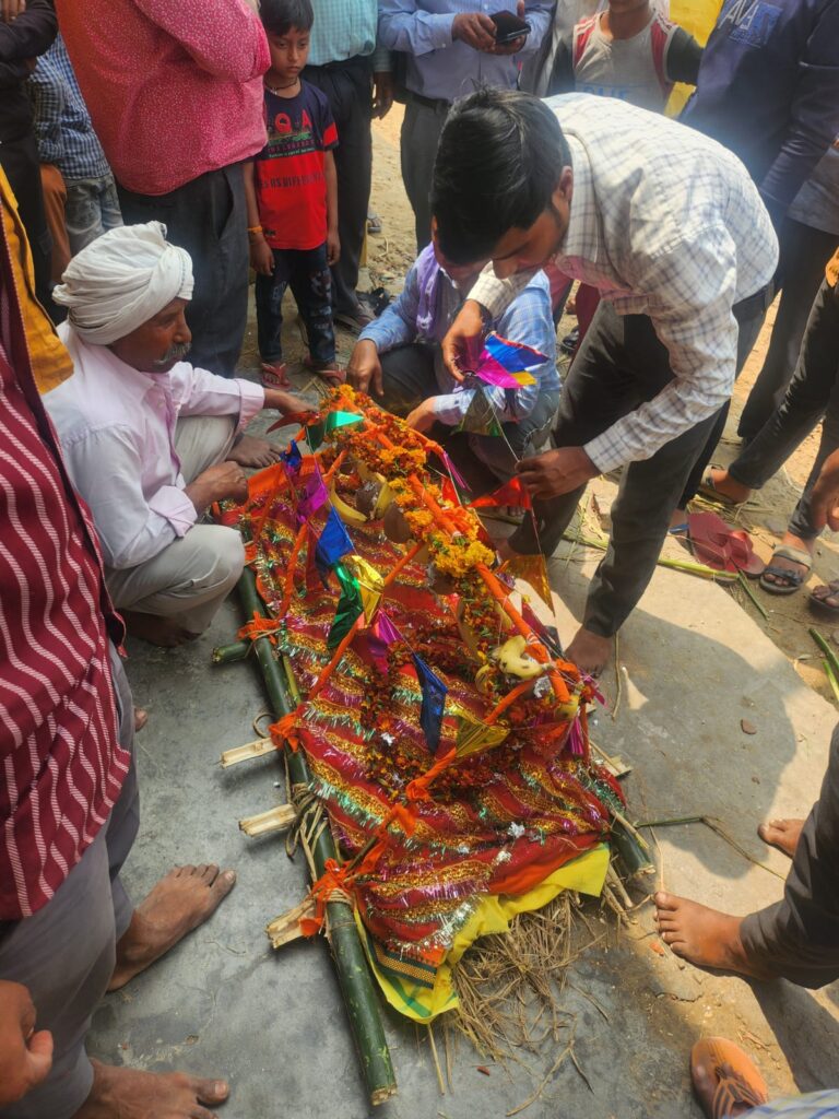 विद्युत ट्रांसफार्मर से मृतक बंदर का रामभक्तों ने अयोध्या ले जाकर किया अंतिम संस्कार
