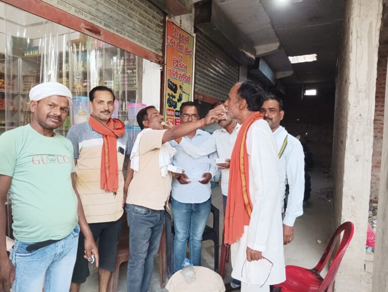 रायबरेली से दिनेश सिंह को टिकट मिलने पर भाजपाइयों ने मनाया उत्सव,बांटी मिठाइयां
