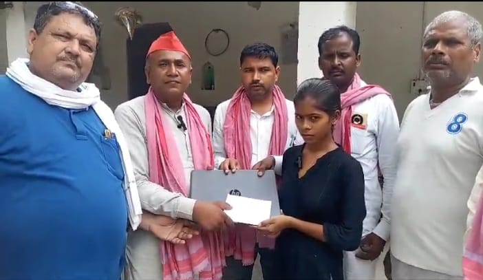 अखिलेश ने भिजवाए टॉपर बिटिया को लैपटॉप और इक्कीस हजार रुपए