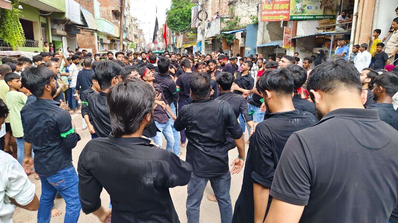 सुल्तानपुर- नगर के खैराबाद से बुधवार को दसवीं मोहर्रम का जुलूस निकला