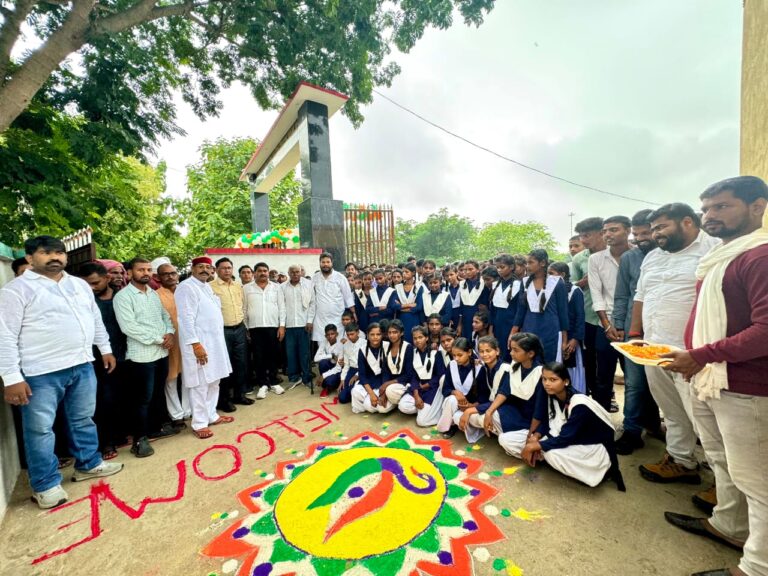 नवीन राजकीय विद्यालय के गेट के सुंदरीकरण कर किया उद्घाटन