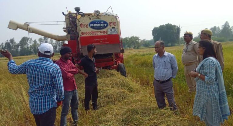 बीघापुर में धान की फसल काट रही मशीनों को तहसीलदार ने किया सीज