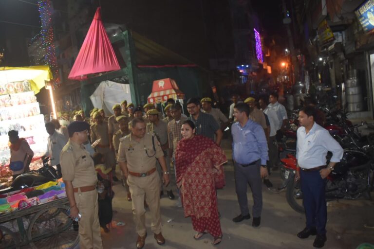 सुल्तानपुर में  कानून एवं शांति व्यवस्था बनायें रखने हेतु निकाला गया फ्लैग मार्च