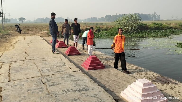 छठ पर्व आते समाजसेवियों ने छठ घाटों की साफ सफाई की शुरू