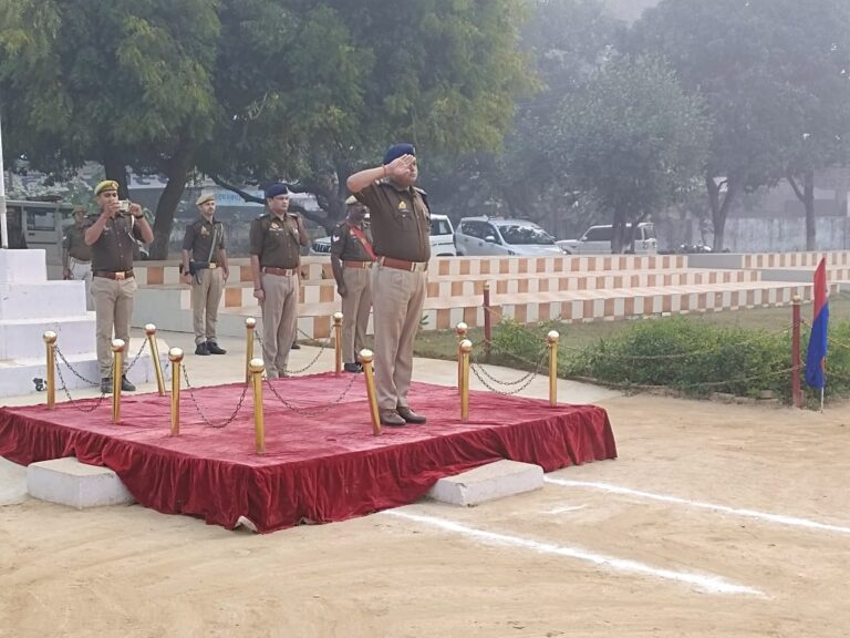 सुलतानपुर पुलिस लाइन में शुक्रवार परेड की ली गई सलामी