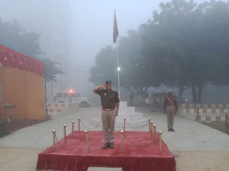 पुलिस अधीक्षक द्वारा पुलिस लाइन परेड ग्राउंड में परेड की ली गई सलामी