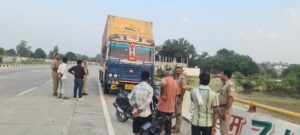 मृत अवस्था में ट्रक पर पड़ा है ट्रक चालक