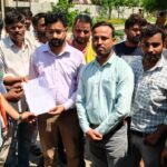 किसानों द्वारा विद्युत उपकेंद्र खीरों का किया घेराव