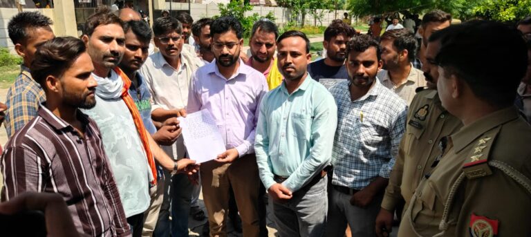किसानों द्वारा विद्युत उपकेंद्र खीरों का किया घेराव