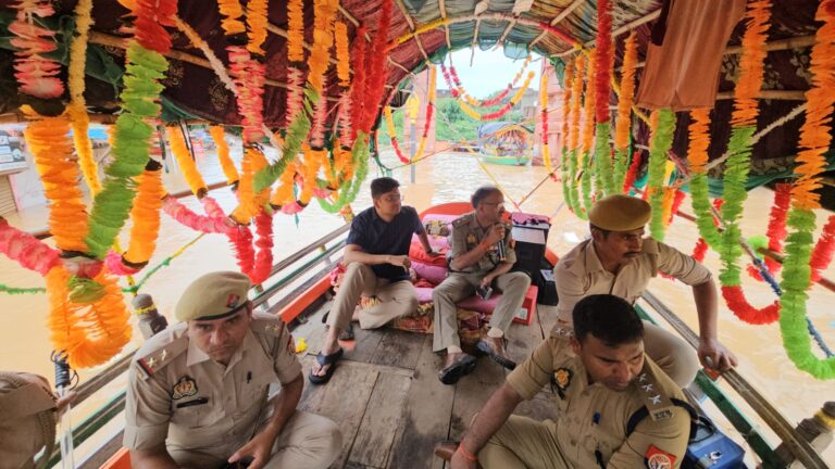 बढ़े जलस्तर को देखते हुए जिलाधिकारी ने रामघाट का किया निरीक्षण